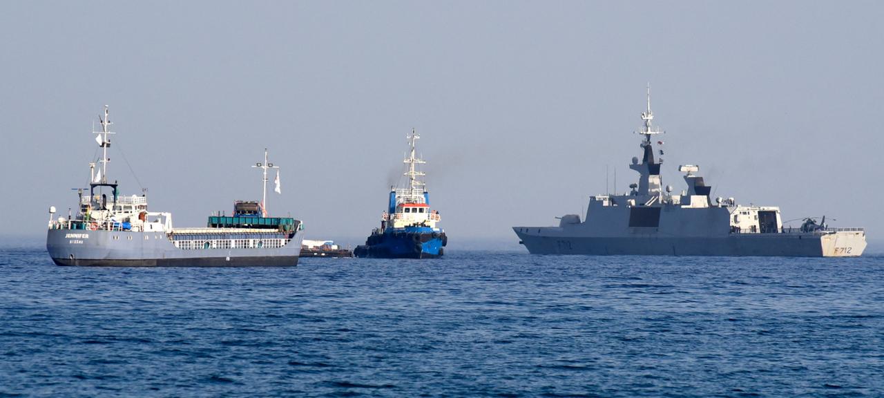 Drei Schiffe mit Hilfsgütern für den Gazastreifen liegen vor dem Hafen in Larnaka (Zypern).