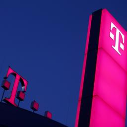 Das rosa erleuchtete Logo auf dem Dach der Telekom Unternehmenszentrale (Symbolfoto)