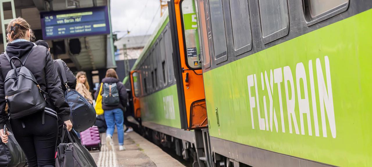 Ein Zug von Flixtrain im Hauptbahnhof Stuttgart.