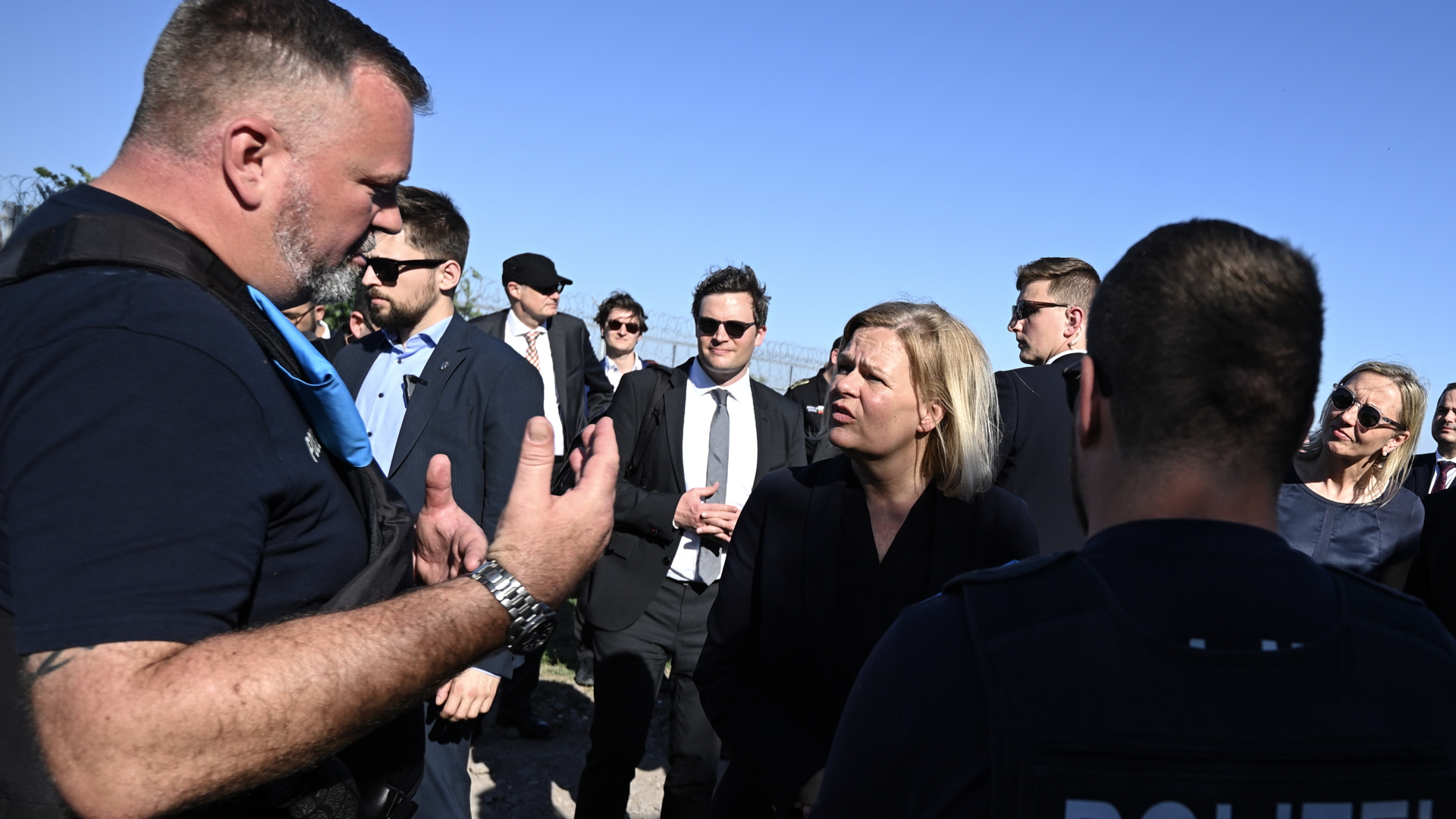 Nancy Faeser spricht bei ihrem Besuch am Grenzkontrollpunkt Kapitan Andreevo an der Grenze zwischen Bulgarien, der Türkei und Griechenland mit einem Grenzschutzbeamten.
