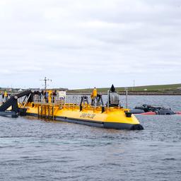 Gezeitenkraftwerk liegt im Wasser vor den Orkney-Inslen