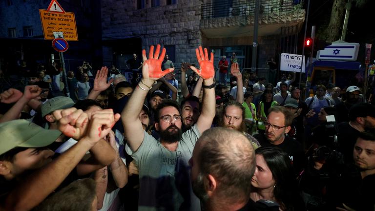 Menschen protestieren in Jerusalem für die Freilassung der im Gazastreifen gefangengehaltenen Geiseln. 