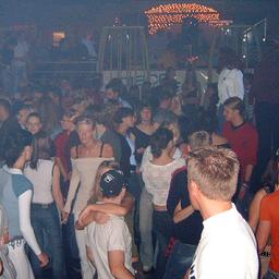 Menschen tanzen in der Disko "Pumpe" in Salzwedel