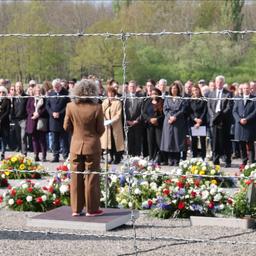 Teilnehmer stehen auf dem ehemaligen Appellplatz bei der Gedenkfeier zum 79. Jahrestag der Befreiung des Konzentrationslagers Buchenwald.