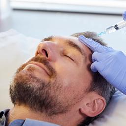 Ein Mann lässt eine Botoxbehandlung im Stirnbereich durchführen