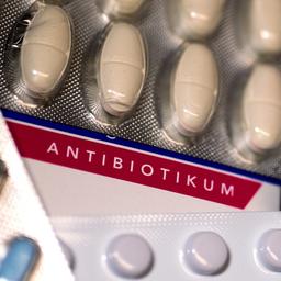Eine Packung Antibiotika (M) und diverse andere Medikamente liegen auf einem Tisch in einer Apotheke.