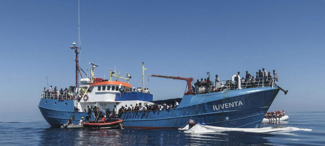 Flüchtlinge sitzen bei einem Einsatz an Bord des Schiffes «Iuventa» im Mittelmeer (Archivbild vom 15.09.2017).