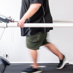 Ein Mann trainiert an einem Laufband um seine Ausdauer zu stärken