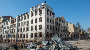 Zerstörtes Fakultätsgebäude der Universität in Charkiw von außen.