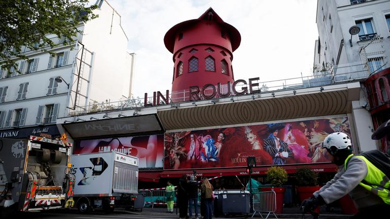 Das Moulin Rouge in Paris nach dem Einsturz der Windmühlenflügel