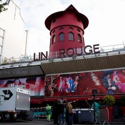 Das Moulin Rouge in Paris nach dem Einsturz der Windmühlenflügel