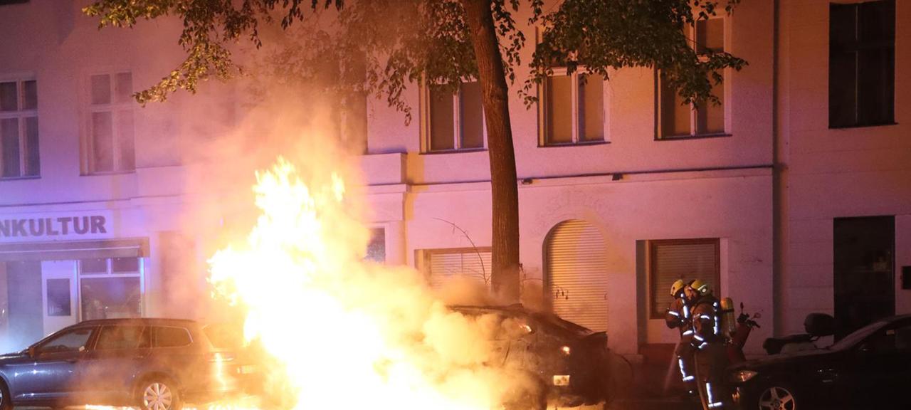 Ein Auto steht in der Nacht vom 28.04.2024 in der Berliner Großbeerenstraße in Flammen (Quelle: Pudwell).