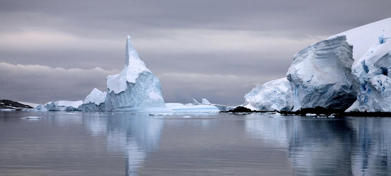 Eisberge im Lemaire Kanal, Antarktis (Aufnahme: April 2023)
