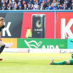 Rostocks Torhüter Markus Kolke (r.) kann einen Treffer von Magdeburgs Luca Schuler nicht verhindern.