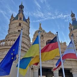 Vor dem Schweriner Schloss weht während der Landtagssitzung neben der Europa-, der MV- und der Deutschlandflagge die Fahne der Ukraine.  