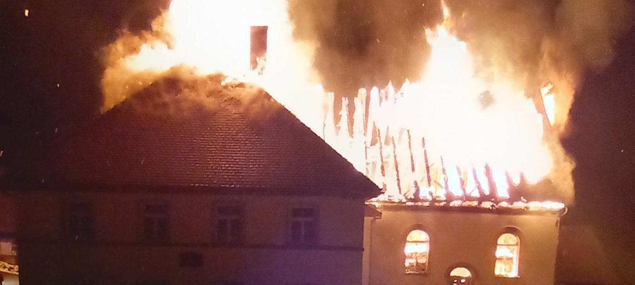 Großbrand in einer früheren Mühle in Meßkirch. Handybild bearbeitet.