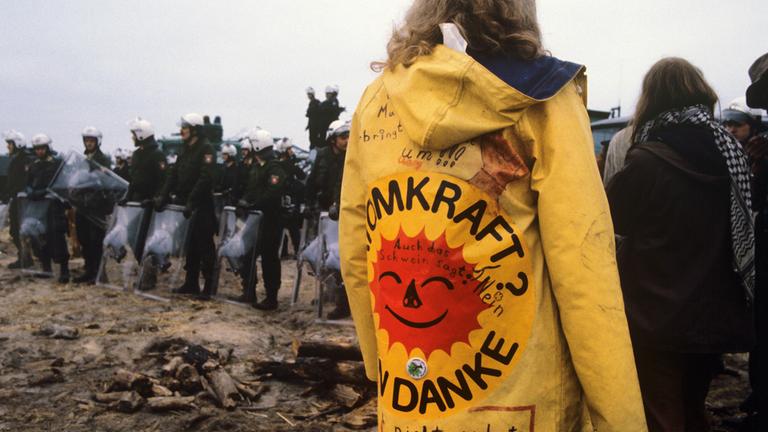 Atomkraft? Nein Dank steht auf einer gelben Regenjacke - Polizei und Bundesgrenzschutz räumen am 04.06.1980 das Hüttendorf der "Republik Freies Wendland" nahe Gorleben.
