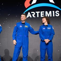 (v. l. n. r.) Die Astronauten Jeremy Hansen, Victor Glover, Reid Wiseman und Christina Hammock Koch stehen auf der Bühne, nachdem sie für die Mission "Artemis 2" ausgewählt wurden.