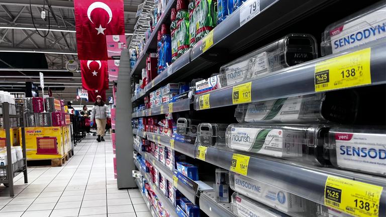 Regale in einem Supermarkt in der Türkei.