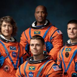 Die NASA-Astronauten Christina Koch (l-r), Victor Glover, Reid Wiseman, sowie Astronaut Jeremy Hansen von der kanadischen Weltraumbehörde.