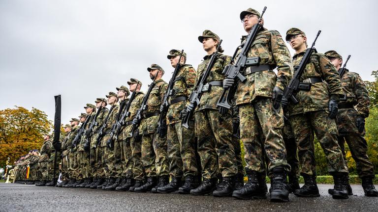 Anlässlich des Indienststellungsappells vom Heimatschutzregiment 2 stehen Soldatinnen und Soldaten auf einem Platz in der Lützow Kaserne. (Archivbild)