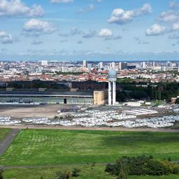 Symbolbild:  Das riesige Flugfeld vom ehemaligen Flughafen Tempelhof ist vor dem Hintergrund der Wohnungsnot wieder im Gespräch. (Quelle: dpa/Bernd von Jutrczenka)