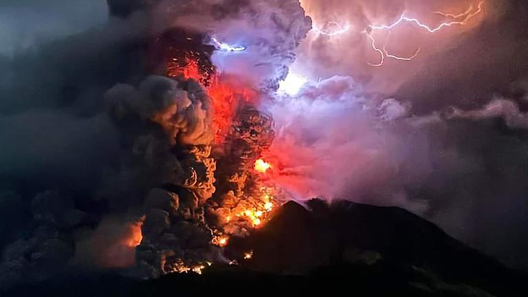 Der Berg Ruang, der heiße Lava und Rauch spuckt.