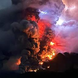 Der Berg Ruang, der heiße Lava und Rauch spuckt.