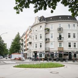 Wohnhäuser an einem Kreisverkehr in Hamburg.