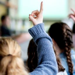 Schülerinnen melden sich während des Unterrichts an einer Schule. 