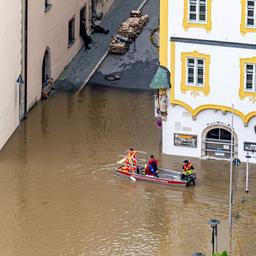 Überflutete Altstadt in Passau mit einem Boot des Katastrophenschutzes