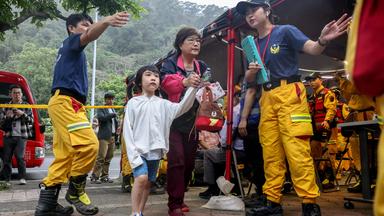 Erdbeben in Taiwan: Helfer kümmern sich nach einer Rettungsaktion um eine Frau mit Kind