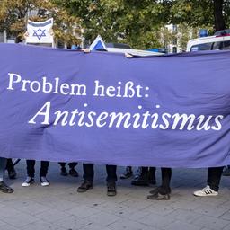 Pro-Israelische Gegendemonstranten halten ein Transparent mit der Aufschrift "Das Problem heißt: Antisemitismus".