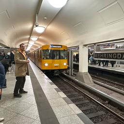 Symbolbild: U-Bahn der Linie 7 fährt in den Bahnhof Mehringdamm ein. (Quelle: dpa/Sorge)