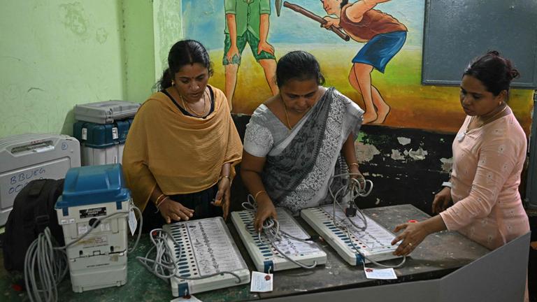 In Chennai (Indien) richten Frauen elektronische Abstimmungsmaschinen für die Parlamentswahl ein