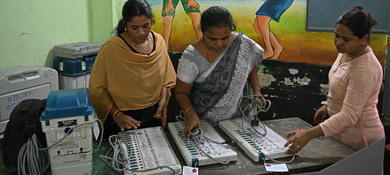 In Chennai (Indien) richten Frauen elektronische Abstimmungsmaschinen für die Parlamentswahl ein
