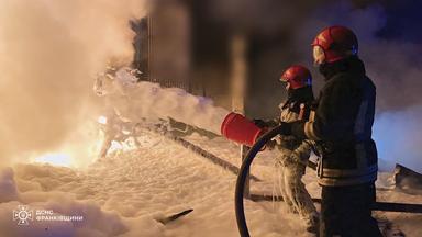 Einsatzkräfte löschen einen Brand in der Region Iwano-Frankiwsk.