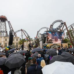 Medienvertreter warten vor einer Pressekonferenz zur Eröffnung der Achterbahn Voltron Nevera im Europa Park. Die Achterbahn "Voltron Nevera powered by Rimac", so der komplette Name, steht im neu errichteten kroatischen Themenbereich. 