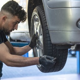 Ein Mechaniker in einer Kfz-Werkstatt