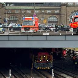 Rettungsfahrzeuge stehen am Hamburger Hauptbahnhof, nachdem ein Bauzug entgleist ist und mit einer S-Bahn kollidierte.