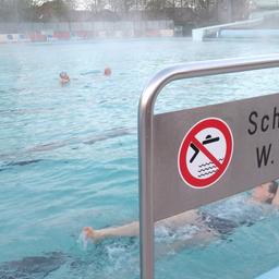 Badegäste schwimmen im Freibad in Weener