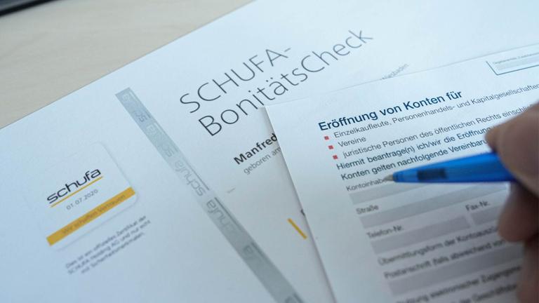 Schufa-Antragsformulare für einen Bonitäts-Check.