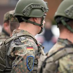 Soldaten der Deutschen Bundeswehr in Uniform und Helm