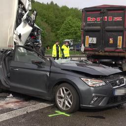 Bei einem Unfall auf der A61 bei Sinzig mit zwei Lkw und einem Auto wurde eine 24-jährige Frau schwer verletzt