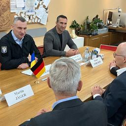 Peter Tschentscher (2.v.r, SPD), Erster Bürgermeister von Hamburg, und der deutsche Botschafter Martin Jäger (vorne l) treffen Kiews Bürgermeister Vitali Klitschko (l) und dessen Bruder Wladimir (hinten r). 