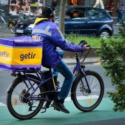 Symbolbild: Ein Bote vom Lieferdienst Getir fährt mit seinem Fahrrad. (Quelle: dpa/Wolfram Steinberg)