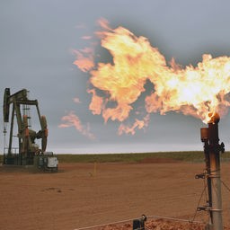 Eine Fackel verbrennt Erdgas an einer Ölquelle