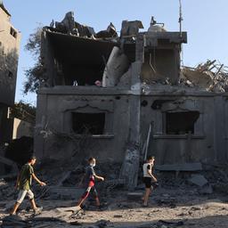Kinder gehen im Gazastreifen auf ein zerstörtes Haus zu.