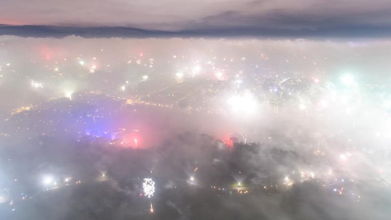 Feuerwerksraketen explodieren in der Silvesternacht von 2018 auf 2019 über der Innenstadt von München.