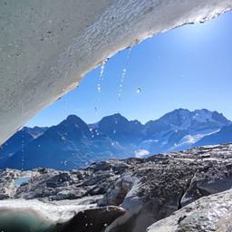 Das Eis des Vadret dal Murtèl auf einer Höhe von 3100 Meter am Fuße des Piz Bernina schmilzt rapide